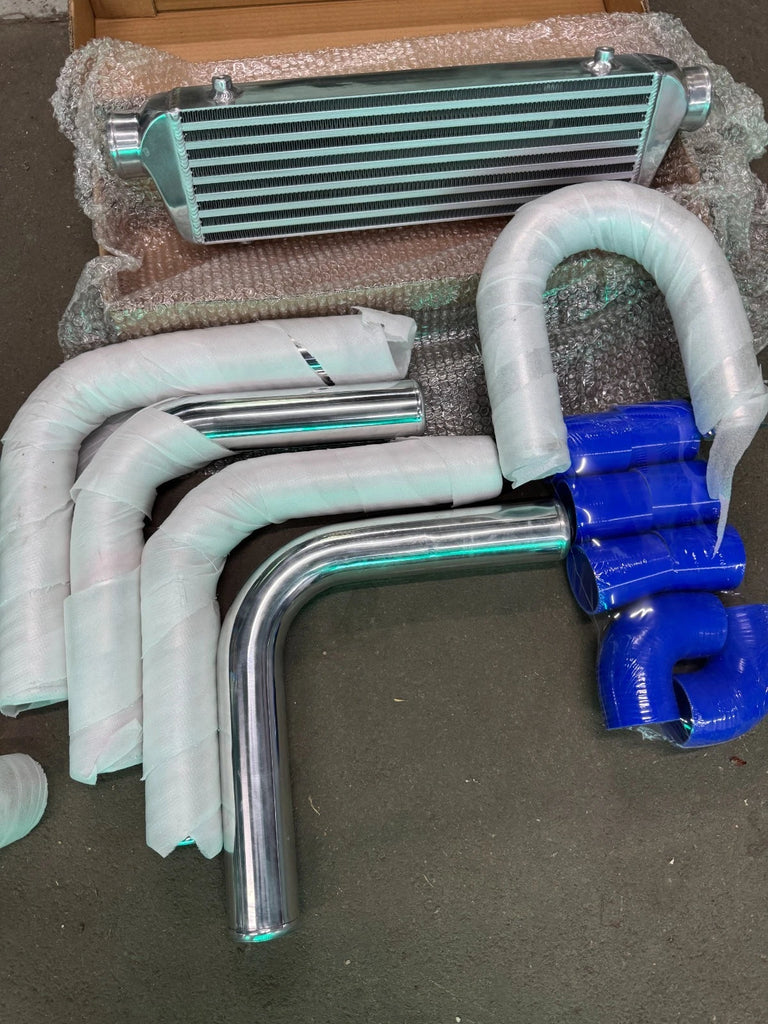 UNIVERSAL POWER SPIRIT INTERCOOLER + 2.5" 63MM ALUMINIUM PIPING + SILICONE HOSE KIT INTERCOOLER/INTAKE -STREET PEWRFORMANCE CAR, 4X4 4WD INC TURBO DEISEL